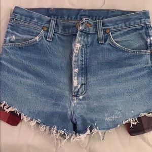 Wrangler Highwasted Cut off shorts